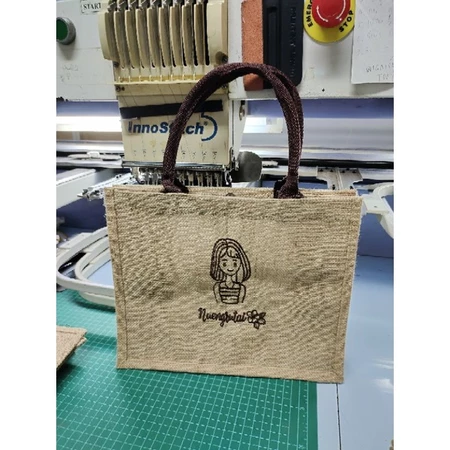 【名入れ】ナチュラル ジュートバッグ / 選べる刺繍 ギフト・お土産に - 画像 (4)