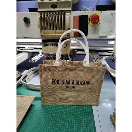 【名入れ】ナチュラル ジュートバッグ / 選べる刺繍 ギフト・お土産に - 画像 (3)